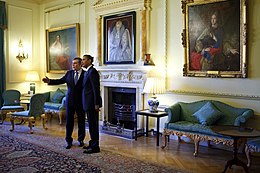 O ex-primeiro ministro Gordon Brown e o presidente americano Barack Obama em uma das salas.