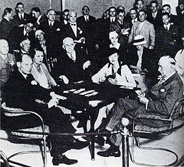 Wedstrijd om de Schwab Cup, 1933. Aan tafel, van links: Ely Culbertson, Lady Doris Rhodes, scheidsrechter Kol. GGJ Walshe, Josephine Culbertson, 'Pops' Beasley