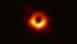 Het supermassieve zwarte gat in de kern van het superreuze elliptische sterrenstelsel Messier 87 in het sterrenbeeld Maagd. Het zwarte gat was het eerste dat direct in beeld werd gebracht (Event Horizon Telescope, uitgebracht op 10 april 2019).
