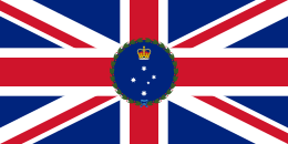 Standarta guvernéra státu Victoria (1903-1984). Před rokem 1953 se používala tudorovská koruna.  