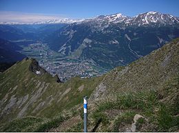 Chur, hlavní město Graubündenu, na západě a údolí Rýna na západě.  