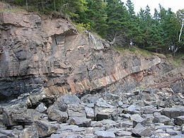 下部石炭紀の頁岩と砂岩の間にある石炭紀中期の砂岩。ノバスコシア州、ホートン・ブラフ
