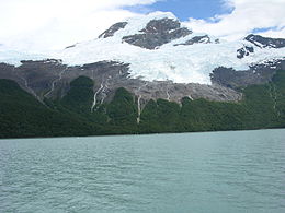 De rotsachtige oceaankliffen van Patagonië, Argentinië.  