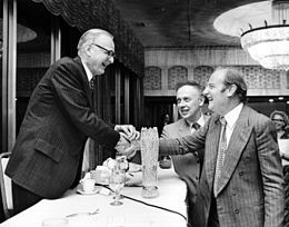 James D. Watson en Francis Crick (rechts), met Maclyn McCarty (links)