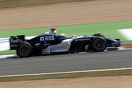 Het circuit heeft verschillende snelle chicanes met prominente kerbs, zoals de Imola chicane. (Mark Webber op de foto voor WilliamsF1.)  