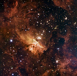 O aglomerado de estrelas abertas Pismis 24 está na nebulosa NGC 6357. Ele tem algumas das maiores estrelas conhecidas. O Pismis 24-1 tem quase 300 vezes a massa do Sol. É um sistema múltiplo de pelo menos três estrelas. As estranhas formas tomadas pelas nuvens são o resultado da vasta radiação emitida por estas enormes estrelas quentes. Esta imagem combina dados de imagem com três filtros diferentes em luz visível do telescópio dinamarquês de 1,5 metro no Observatório ESO La Silla, no Chile.