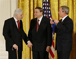 Bratia Shermanovci dostávajú Národnú medailu za umenie, najvyššie ocenenie udeľované umelcom vládou Spojených štátov. Zľava doprava: Robert B. Sherman, Richard M. Sherman a prezident USA George W. Bush v Bielom dome, 17. novembra 2008.