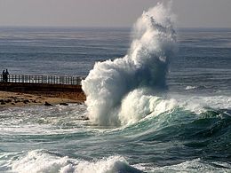 Lomljenje valov v otroškem bazenu v mestu La Jolla v Kaliforniji.