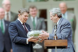 FitzGerald (rechts) en de Amerikaanse president Ronald Reagan (links) in 1986