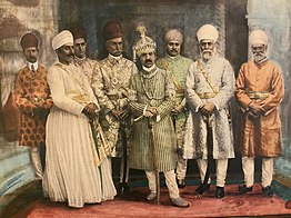 HEH De Nizam met zijn Koninklijke onderdanen (Maharaja Kishen Prasad) rechts van hem.  