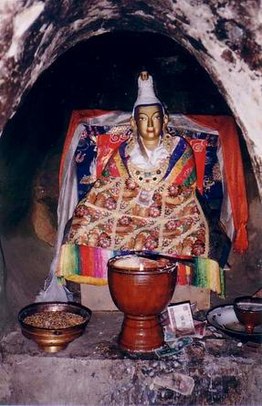 Socha Songtsen Gampo v jeho tradiční meditační jeskyni v Yerpě