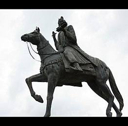 Статуя короля Сонгцена Гампо верхом на лошади перед библиотекой Сонгцена в Дехрадуне, Индия.
