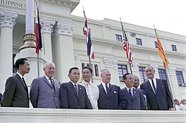El presidente Pak Chŏng Hŭi en una convención de la SEATO es la tercera persona de la izquierda.  