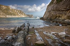Man o' War Bay na pobřeží Dorsetu (Jurské pobřeží). Vrstvy jsou zde téměř svislé, což je důsledek dávné orogeneze.
