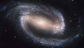 NGC 1300 is een getraliede spiraalvormige melkweg.