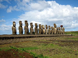 Ahu Tongariki bij Rano Raraku, een 15-moai ahu opgegraven en gerestaureerd in de jaren 1990