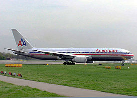 American Airlines Boeing 767, een vliegtuig met vaste vleugels. Om op te stijgen moet het een snelheid bereiken van ongeveer 150 knopen (280 km/u; 170 mph).  