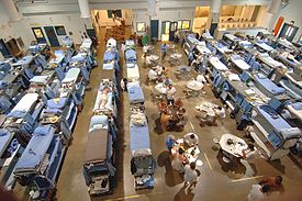刑務所の収容人数が多いため、公選弁護人が圧倒されている（写真はサンクェンティン刑務所、2006年）。
