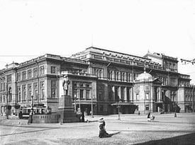 La plaza del teatro y el conservatorio en 1913.  