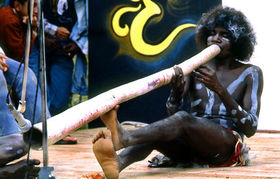 Aboriginal man bespeelt een didgeridoo