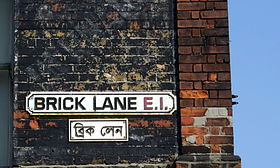 Brick Lane straatnaambordje in het Engels en Bengaals  