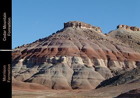 モリソン層の上に重なるシーダーマウンテン層の典型的な露出地（ユタ州、グリーンリバーの南側