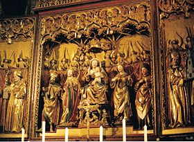 Een gesneden en beschilderd altaarstuk uit de kathedraal van Chur in Zwitserland uit de late middeleeuwen.  