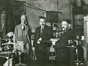 Einstein visitando a Pieter Zeeman en Ámsterdam, con su amigo Ehrenfest (hacia 1920).  