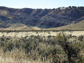 Charakterystyczne pasma formacji Morrison, grupy warstw skalnych, które występują w całym Dinosaur National Monument i są źródłem skamieniałości, takich jak te znalezione w Dinosaur Quarry.