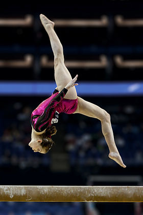 Den australiensiska artistiska gymnasten Lauren Mitchell gör en layout step-out under världsmästerskapen i artistisk gymnastik 2009 i London.  