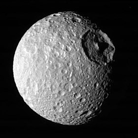 Mimas desde Cassini en enero de 2005