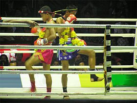 Een gevecht van Thaiboksen tussen jongeren in Bangkok.
