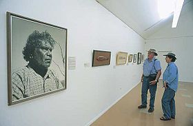 Obraz domorodého muže v umělecké galerii Albert Namatjira, Alice Springs, Severní teritorium, Austrálie