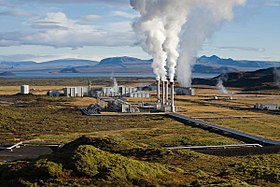 Stoom die opstijgt uit de geothermische centrale van Nesjavellir in IJsland