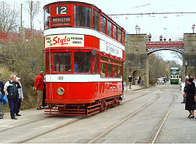 Het museum heeft werkende trams in een straatbeeld in oude stijl. Dit is een dubbeldekker tram uit 1931 in Leeds en staat op het punt om onder de Bowes-Lyon-brug door te rijden.