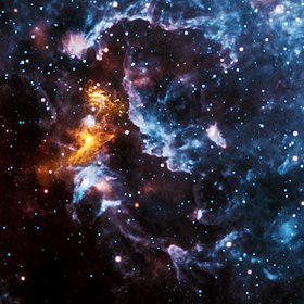 Le rayonnement du pulsar PSR B1509-58, une étoile à neutrons en rotation rapide, fait briller les gaz voisins en rayons X (l'or, de Chandra) et illumine le reste de la nébuleuse, ici vue en infrarouge (bleu et rouge, de WISE)