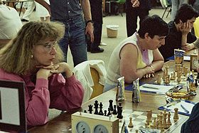 Sovjetska ženska ekipa na šahovski olimpijadi leta 1986 v Dubaju. L>R: Akhmilovskaja, Gaprindaschwili in Aleksandrija.