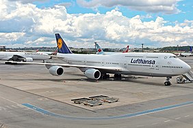 Межконтинентальный самолёт Boeing 747-8 авиакомпании Lufthansa, демонстрирующий удлинённую верхнюю палубу и новые двигатели GEnx с выхлопными шевронами.