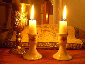 Свечи по шаббату, чашка Киддуша и Халла (хлеб).