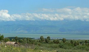 Margem sul do Lago Enriquillo, olhando para o norte, em direção à Serra de Neiba.