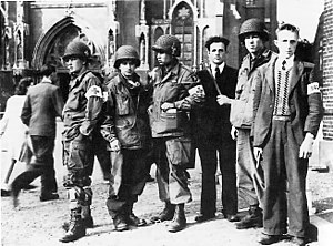 Leden van het Eindhovense verzet met troepen van de Amerikaanse 101e Airborne Divisie in Eindhoven tijdens Operatie Market Garden, september 1944.
