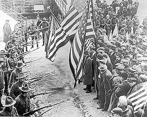 Vakbondsdemonstranten van de Industrial Workers of the World tegengehouden door soldaten, tijdens de Lawrence textielstaking van 1912 in Lawrence, Massachusetts.