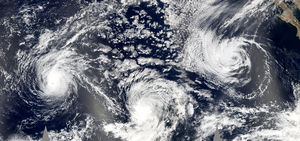 Dit ongewone mozaïek van stormen, genomen op 21 september, toont, van links naar rechts, orkaan Jova, orkaan Kenneth, en Tropical Storm Max. Geheel rechts is ook een toenemende tropische storing te zien die zich later ontwikkelde tot Tropical Storm Norma.