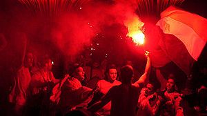 Os fãs da Al-Ahly comemoram após vencerem a Liga dos Campeões Africanos em 2005.