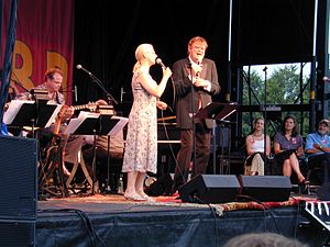 A Prairie Home Companion's 2005 Rhubarb Tour: Prudence Johnson e Garrison Keillor, ao vivo no palco em Shelburne, Vermont