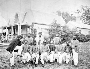 Tom Wills s kriketovým tímom domorodcov, ktorému robil kapitána na MCG v decembri 1866