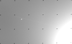 Upptäcktsbild av Adrastea, tagen den 8 juli 1979 av Voyager 2. Adrastea är pricken i mitten och ligger på gränsen till de jovianska ringarna.  