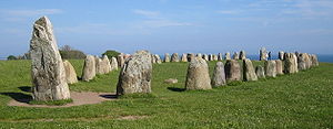 As Pedras de Ale em Kåseberga, cerca de dez quilômetros a sudeste de Ystad, Suécia, foram datadas em 600 d.C. usando o método Carbono 14 em material orgânico encontrado no local.