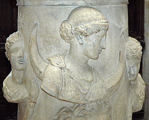 Una scultura del II secolo della dea della luna Selene accompagnata da Espero e Fosforo: i nomi latini corrispondenti sono Luna, Vesper e Lucifero.