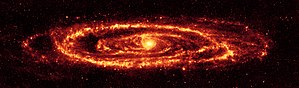 Andromēdas galaktikas (M31) attēls, ko Spitzer uzņēma 2004. gadā.